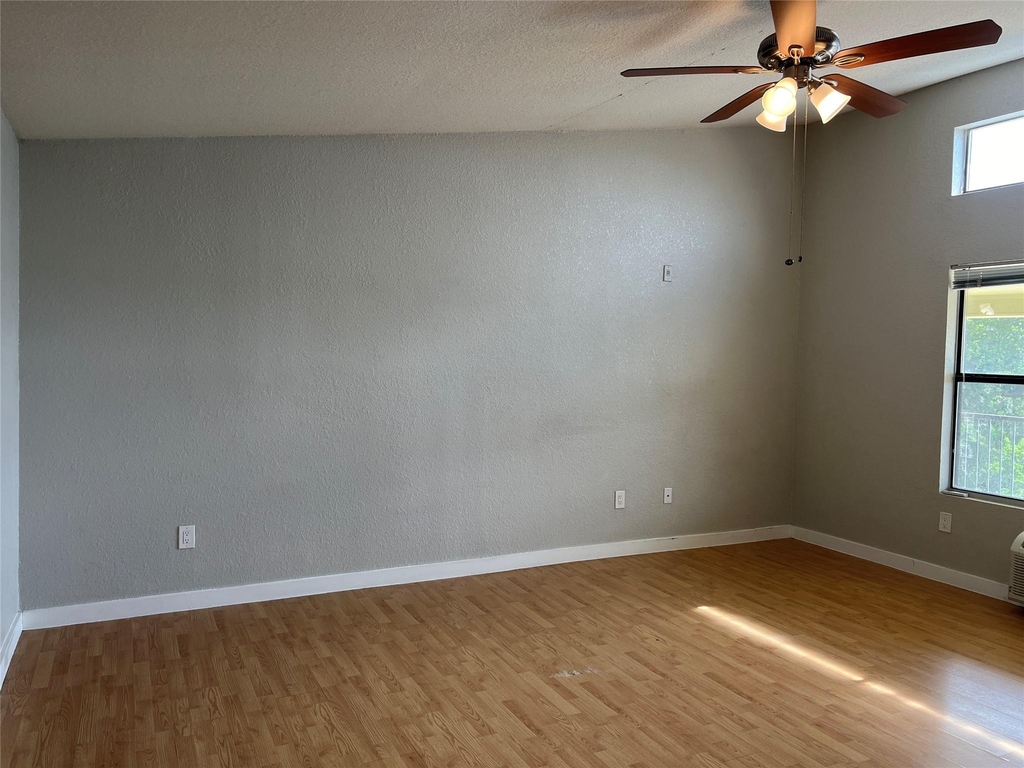 701 W Sycamore Street - Photo 9