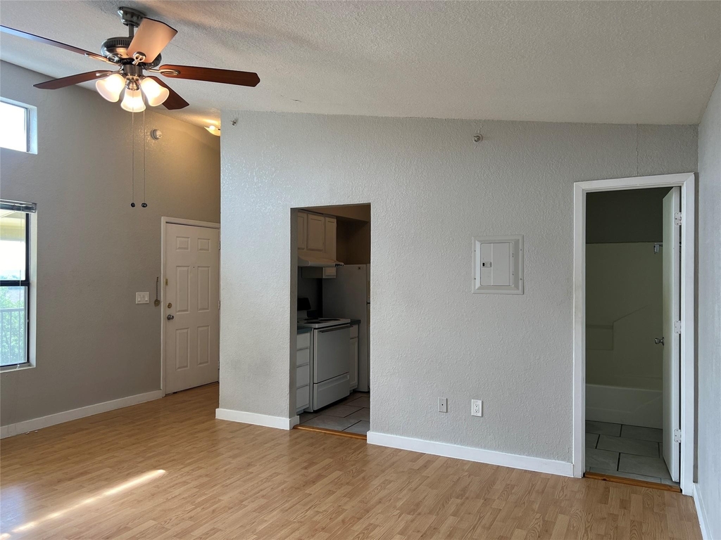 701 W Sycamore Street - Photo 5