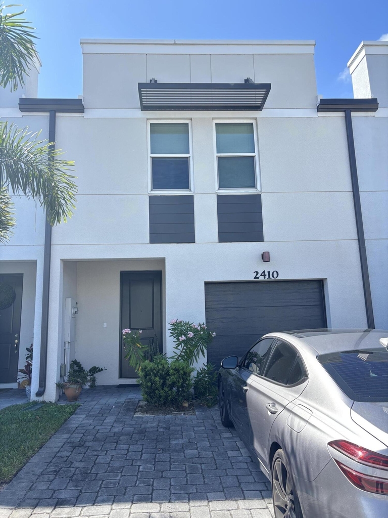 2410 Se Tarvest Way - Photo 1
