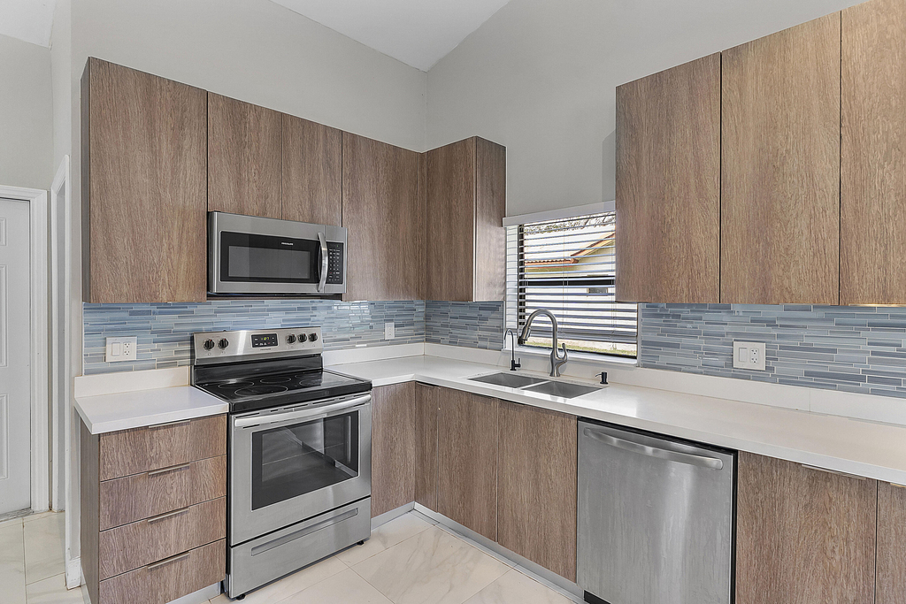 11461 Nw 39th Street - Photo 7