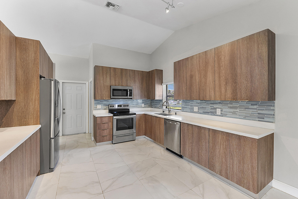 11461 Nw 39th Street - Photo 8