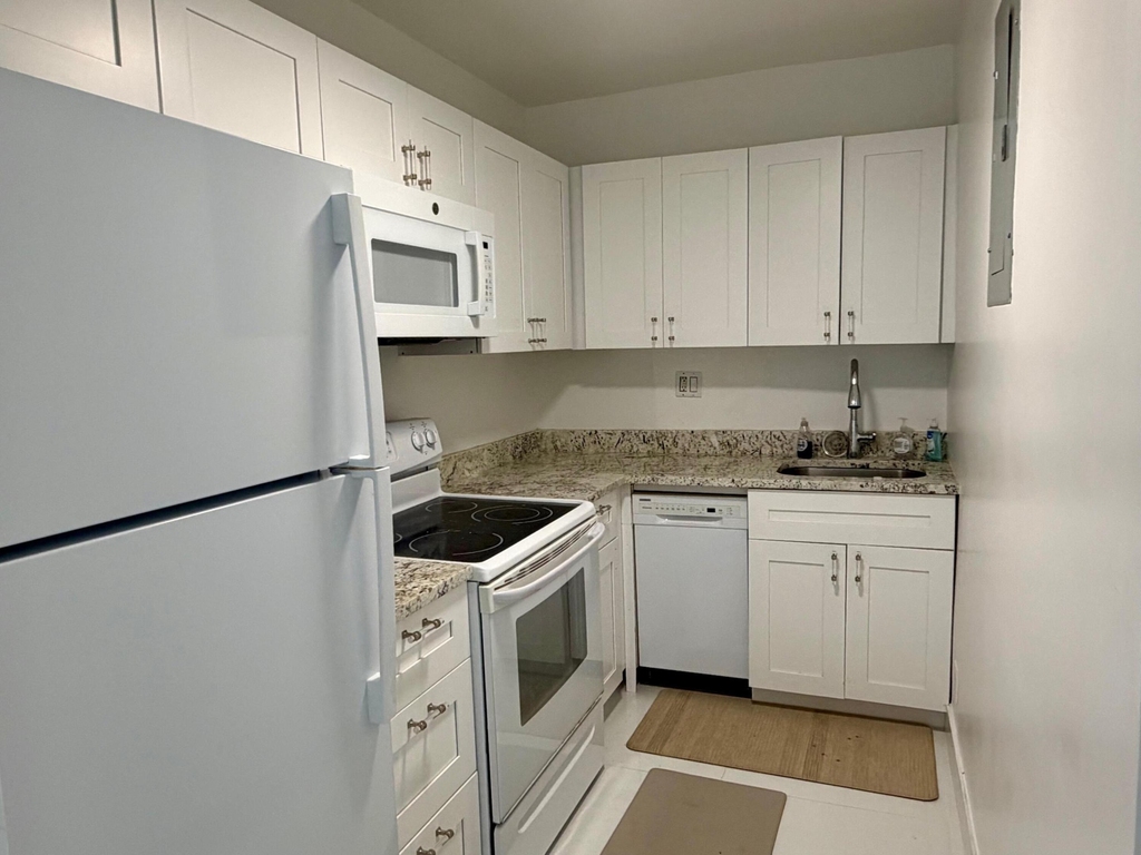 3000 Riomar Street - Photo 2