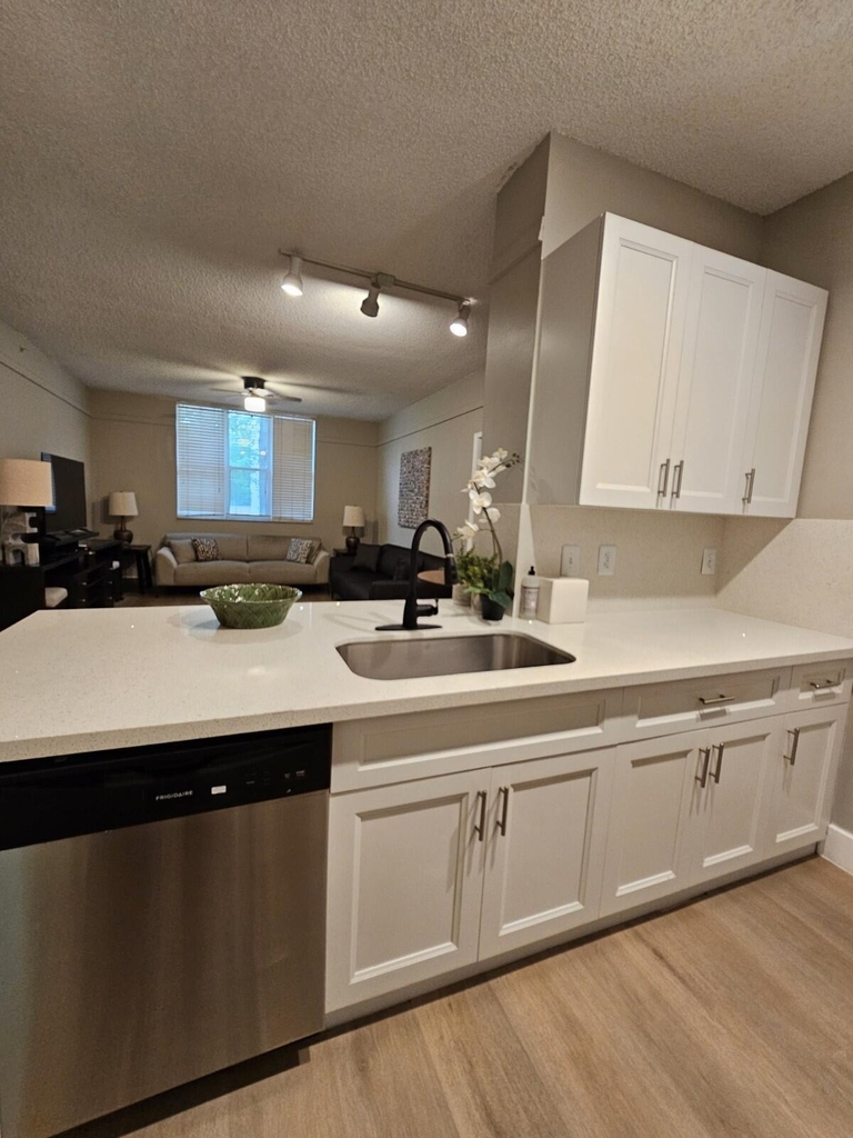 780 S Sapodilla Avenue - Photo 5