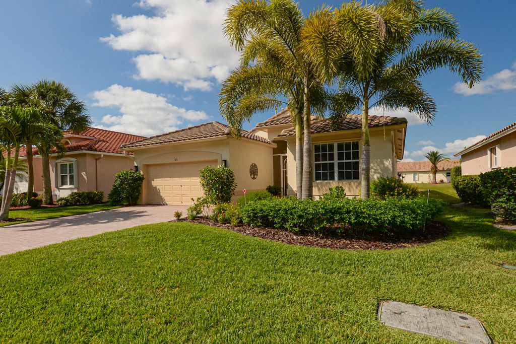 421 Nw Sunview Way - Photo 1