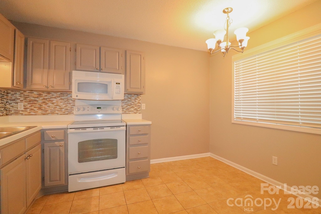 1645 Cedarview Court - Photo 7