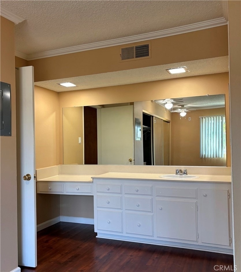 400 N Acacia Avenue - Photo 16