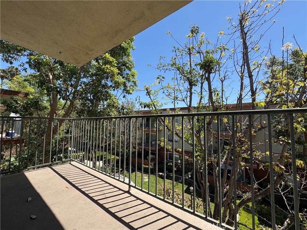 400 N Acacia Avenue - Photo 23