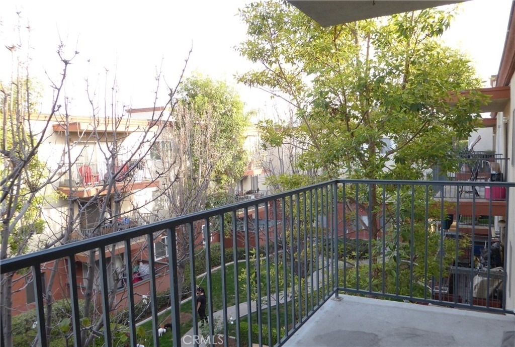400 N Acacia Avenue - Photo 11