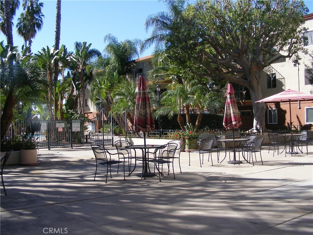 400 N Acacia Avenue - Photo 9