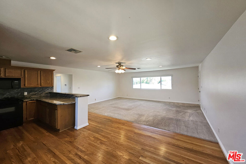 22040 Wyandotte Street - Photo 4