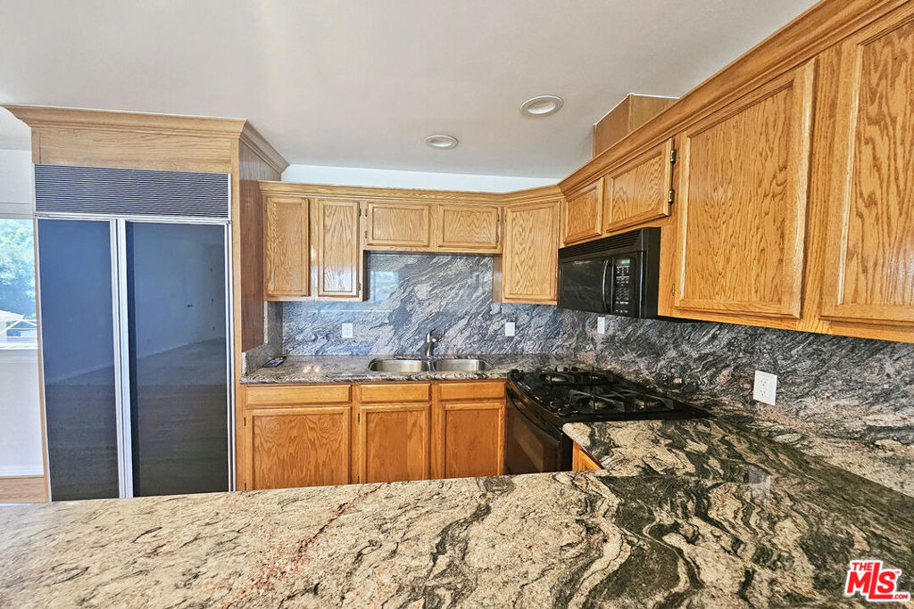 22040 Wyandotte Street - Photo 3