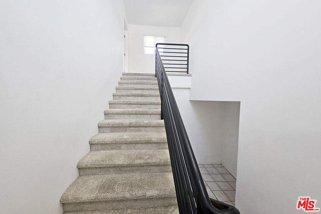 22040 Wyandotte Street - Photo 18