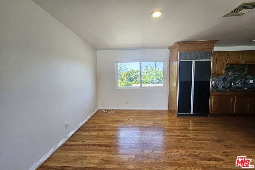 22040 Wyandotte Street - Photo 11
