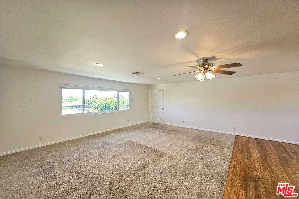 22040 Wyandotte Street - Photo 7