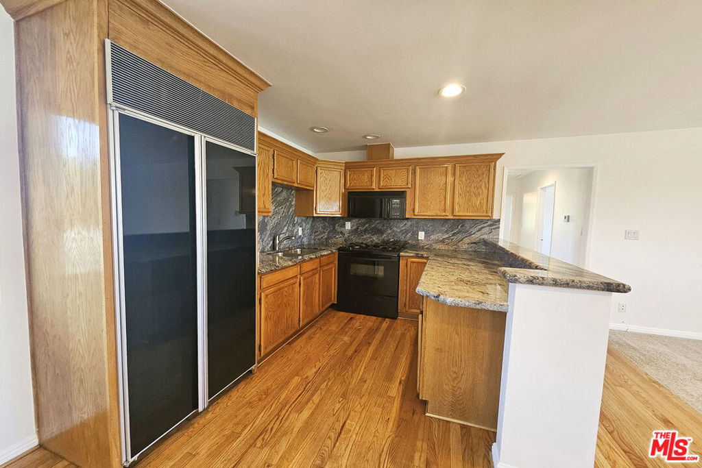 22040 Wyandotte Street - Photo 6