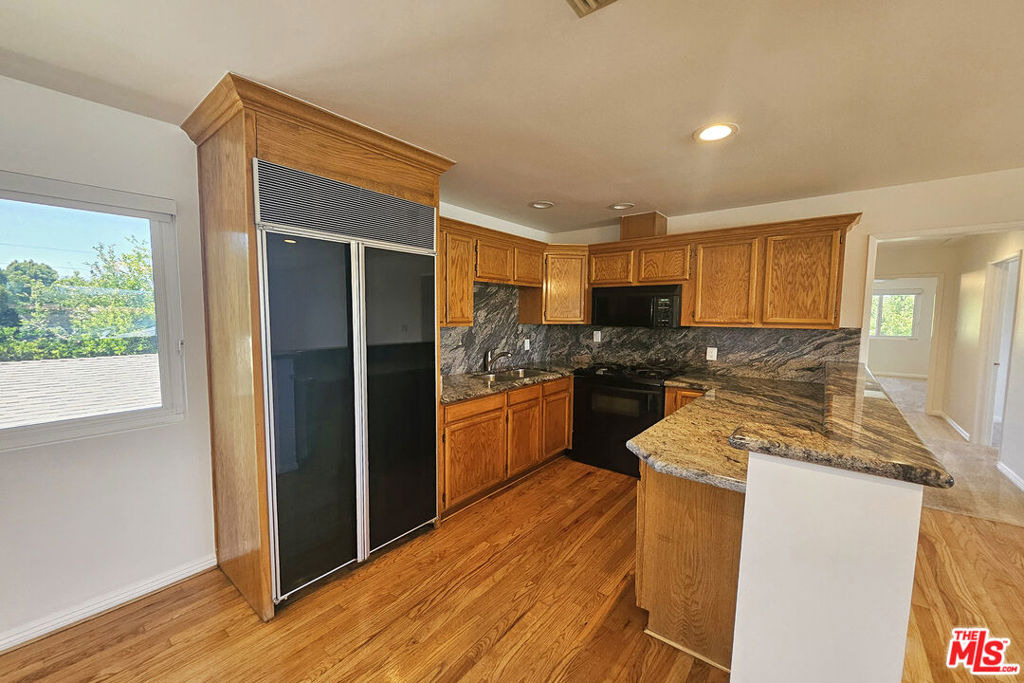 22040 Wyandotte Street - Photo 2