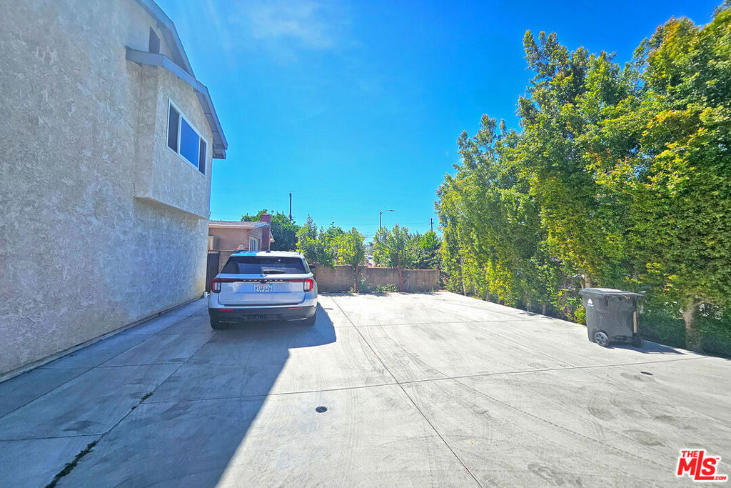 22040 Wyandotte Street - Photo 22
