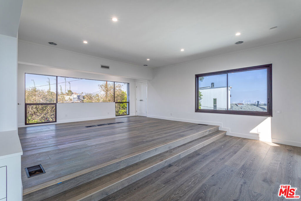 8424 Grand View Drive - Photo 12