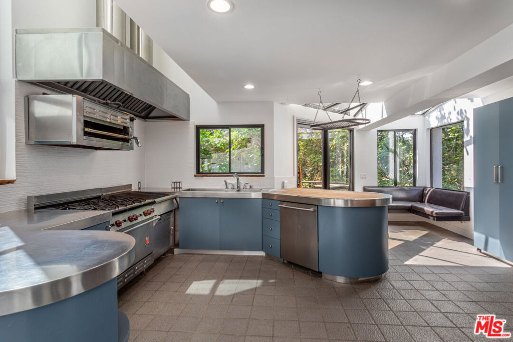 8424 Grand View Drive - Photo 4