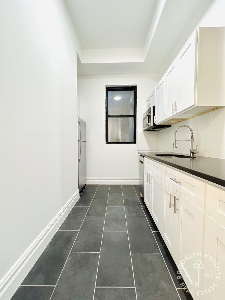 73 Saint Marks Avenue - Photo 3