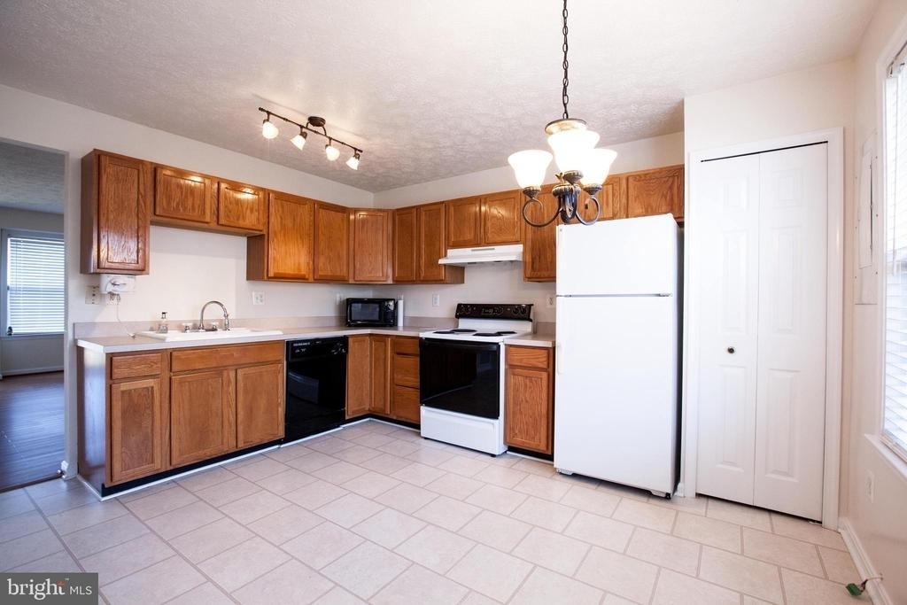 10502 Guilderland Court - Photo 4