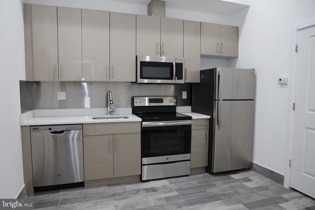 1231 Vine Street - Photo 2