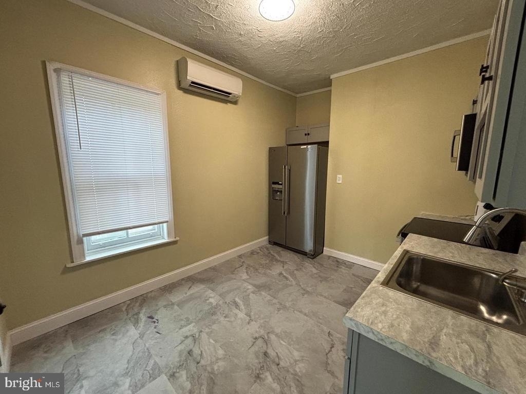 130 E Fourth Street - Photo 2