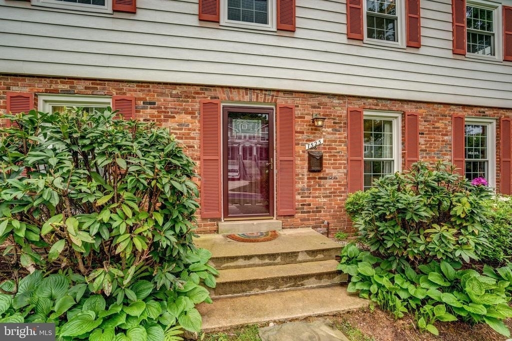 7525 Cayuga Avenue - Photo 2