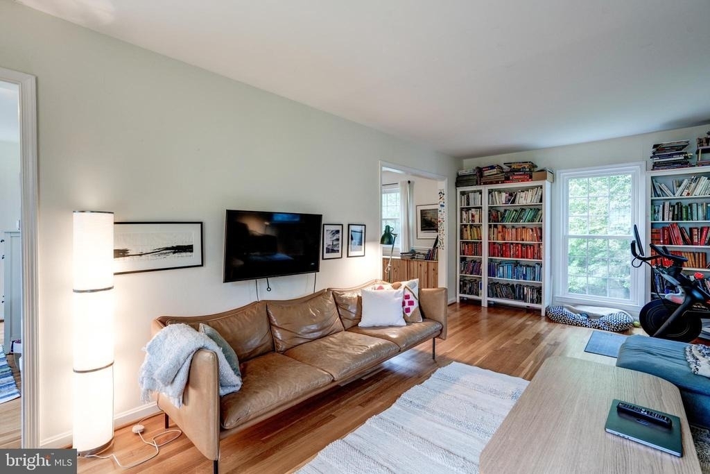 7525 Cayuga Avenue - Photo 5
