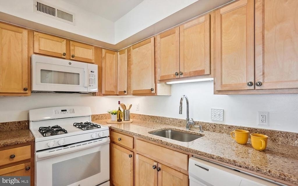 10 Monroe Street - Photo 11