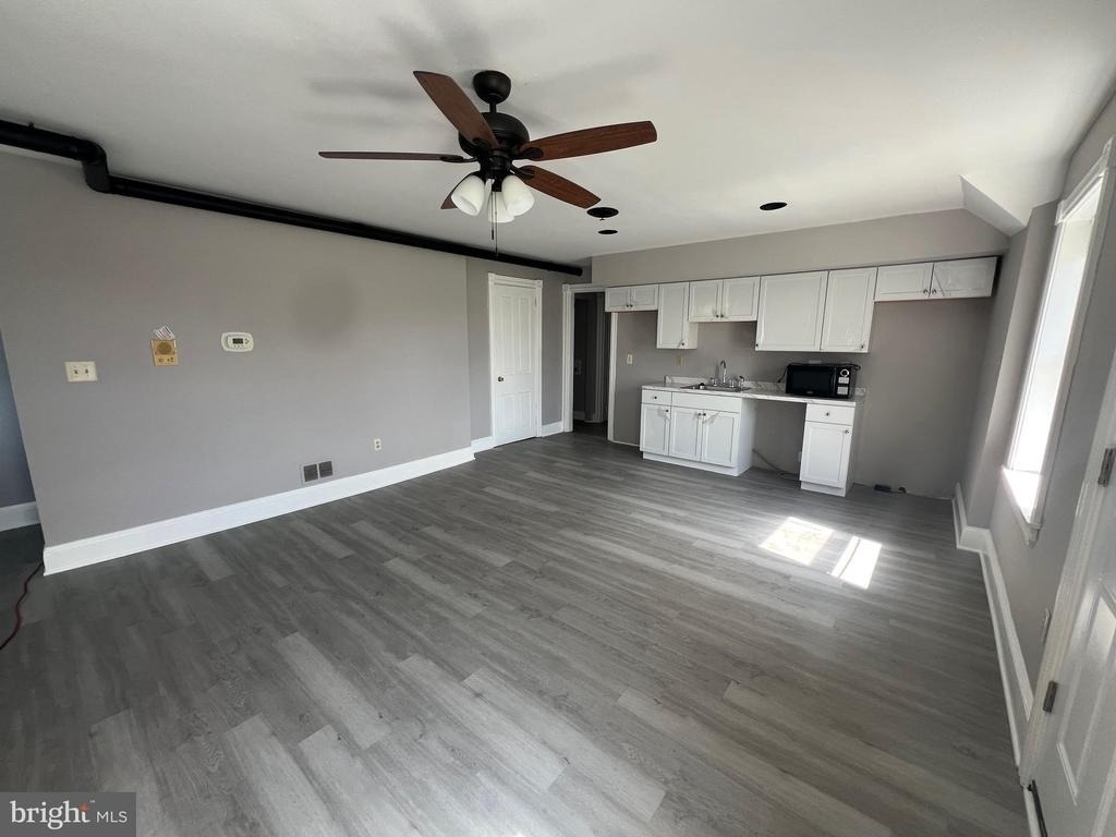 1000 W 8th Street - Photo 1