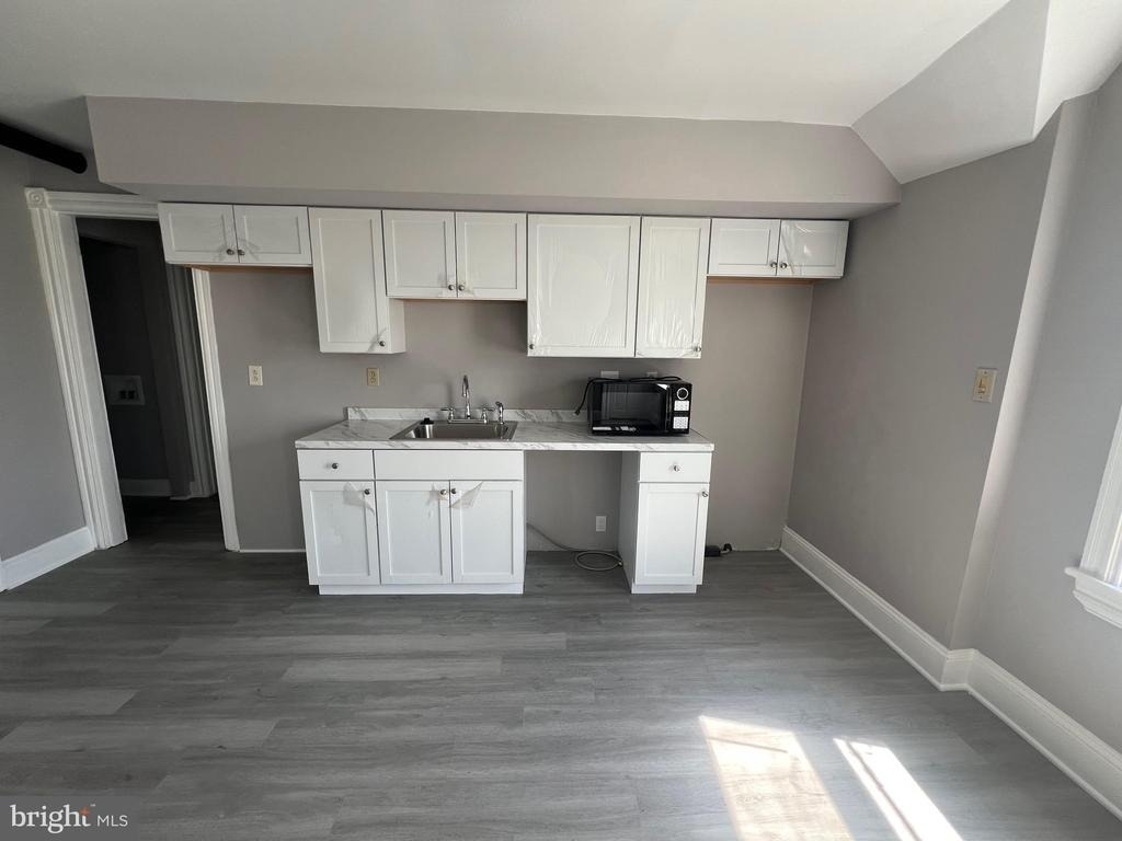 1000 W 8th Street - Photo 2