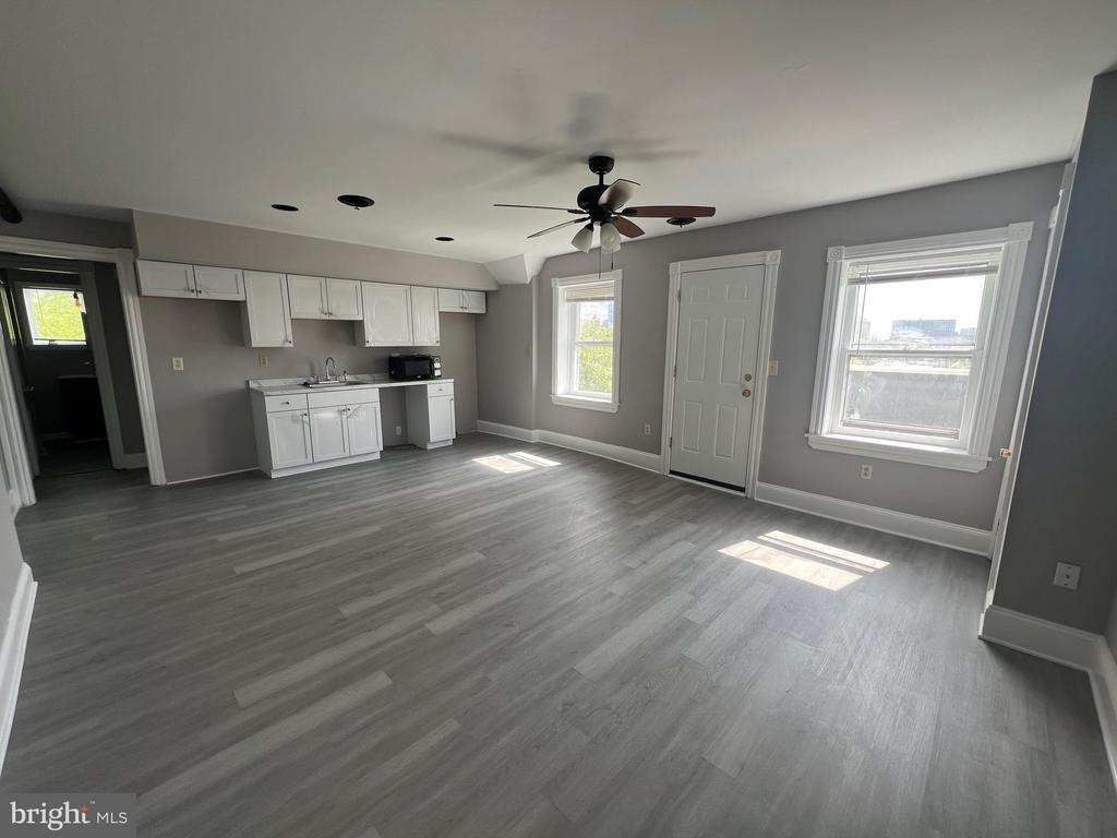 1000 W 8th Street - Photo 0