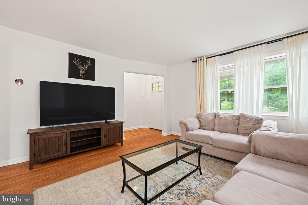 139 Hawaii Avenue Ne - Photo 2