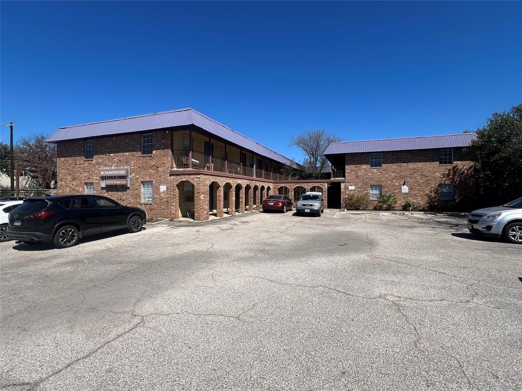 1410 W North Loop Blvd - Photo 0