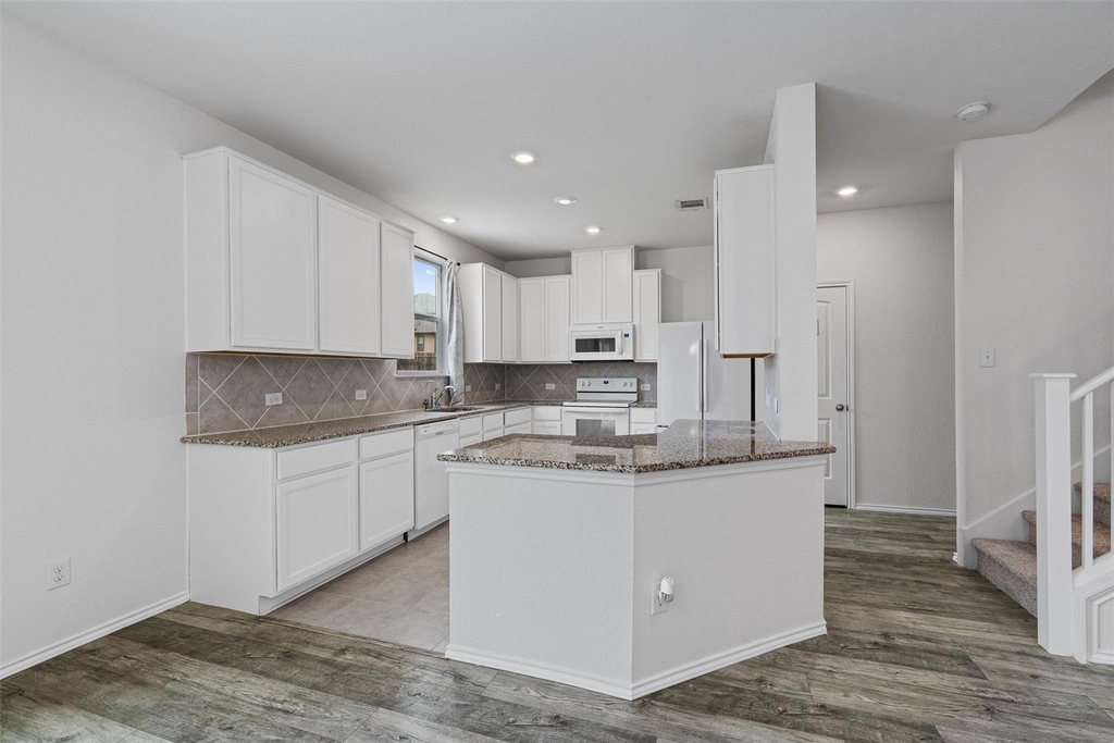 305 Los Cobos Ln - Photo 6