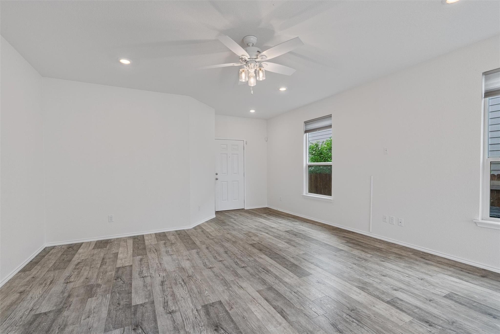 305 Los Cobos Ln - Photo 3