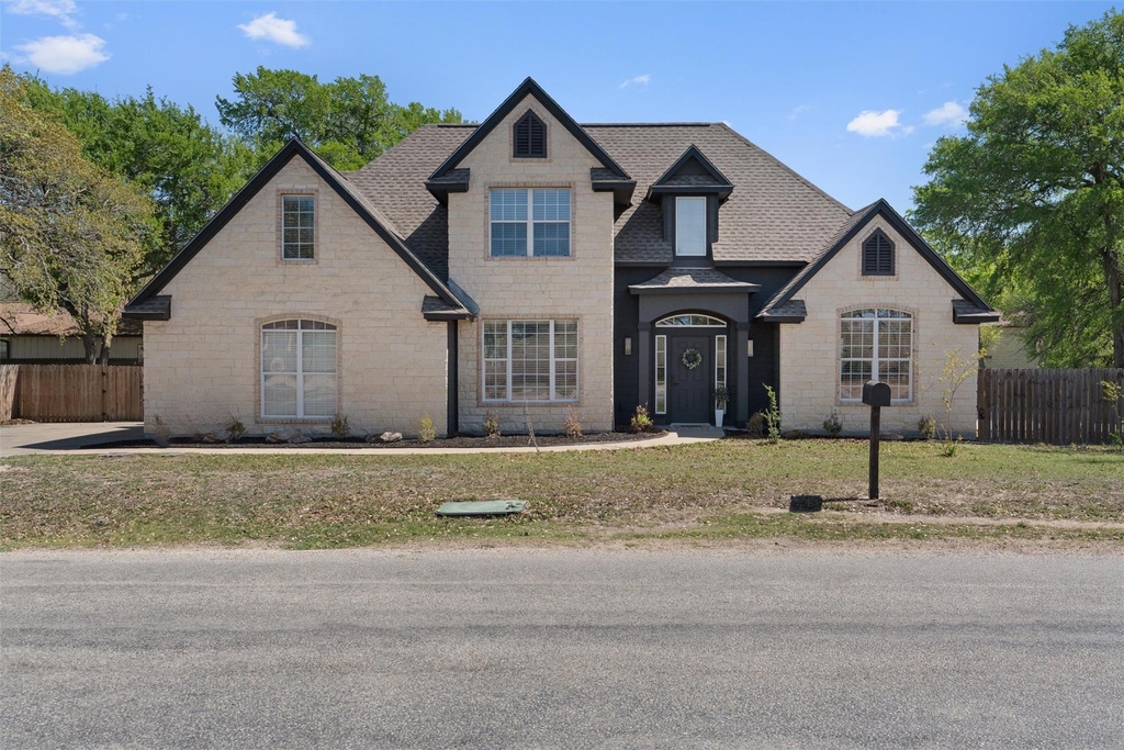 312 Country Club Dr - Photo 1