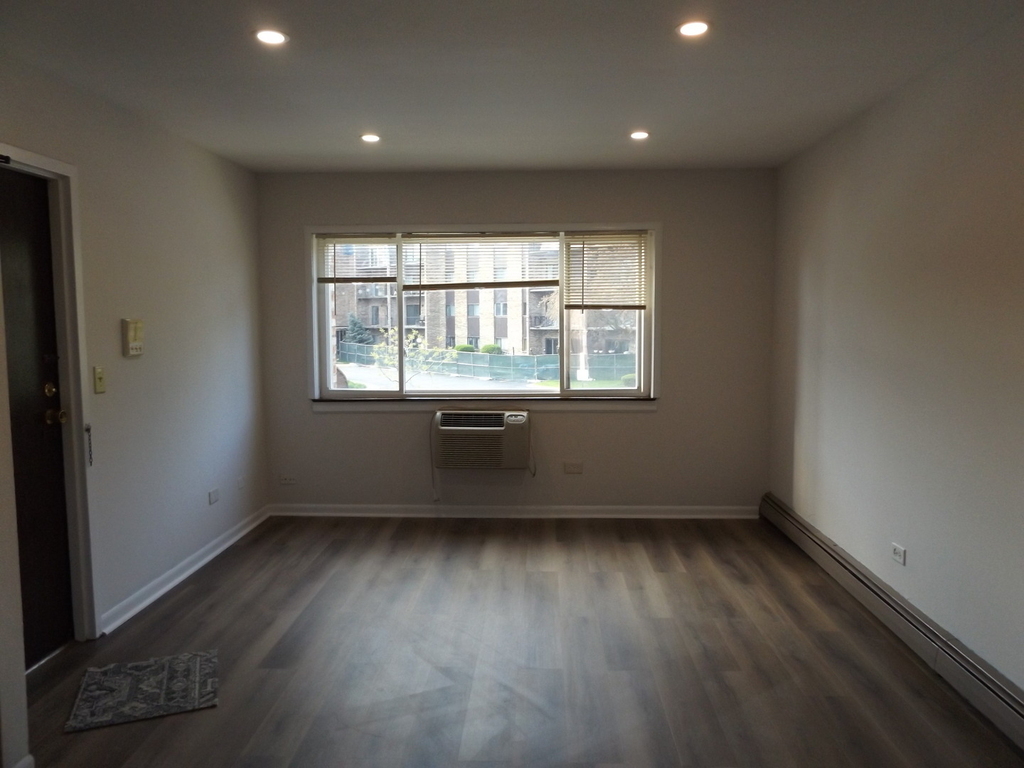 710 W Huntington Commons Road - Photo 5