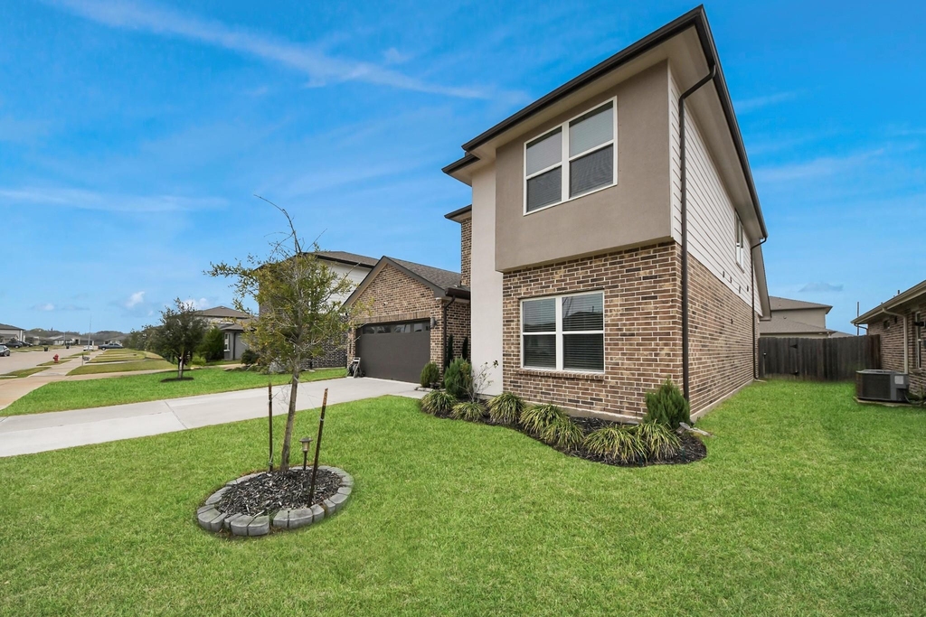 311 John House - Photo 2