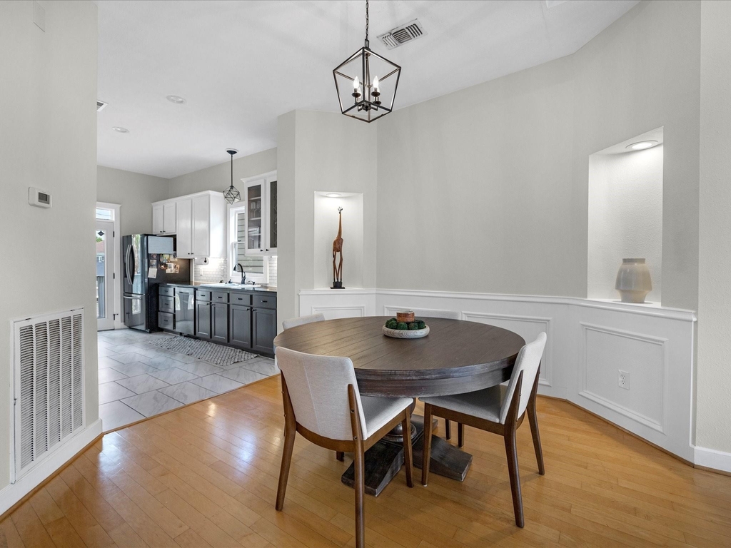 403 E 25th Street - Photo 4