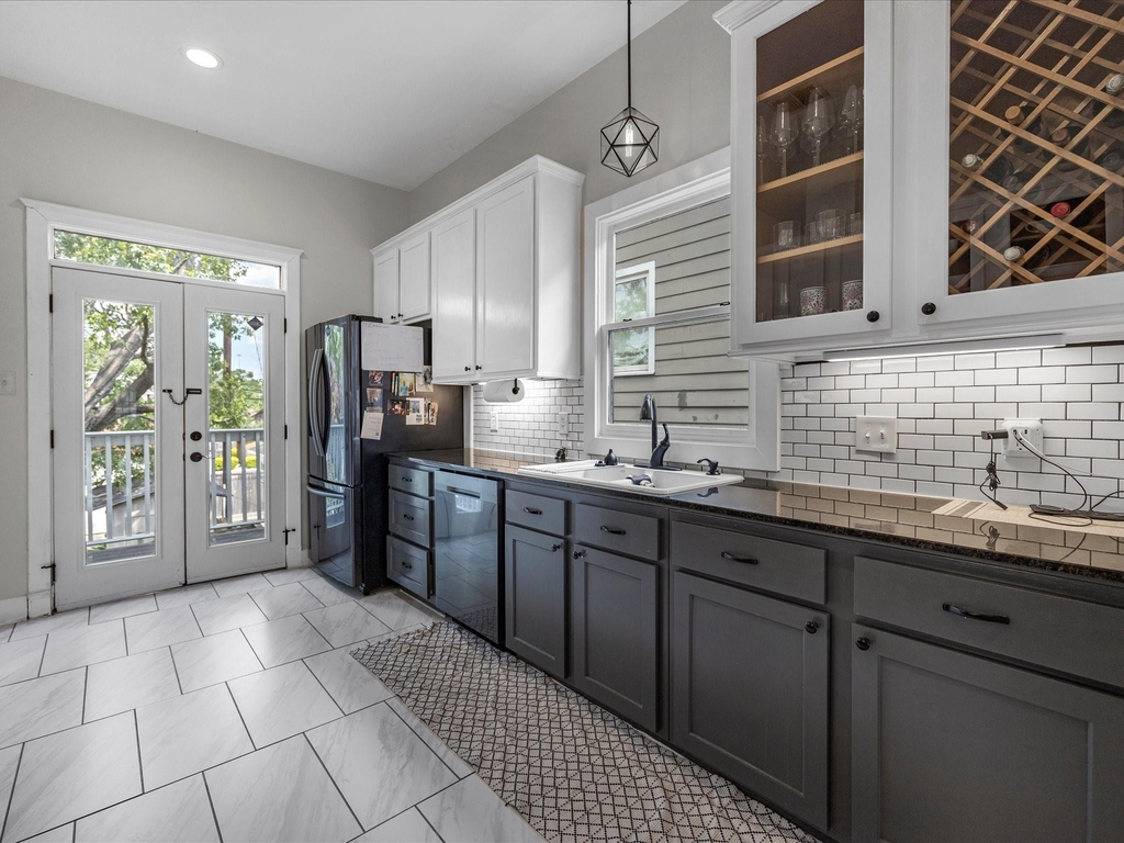403 E 25th Street - Photo 5