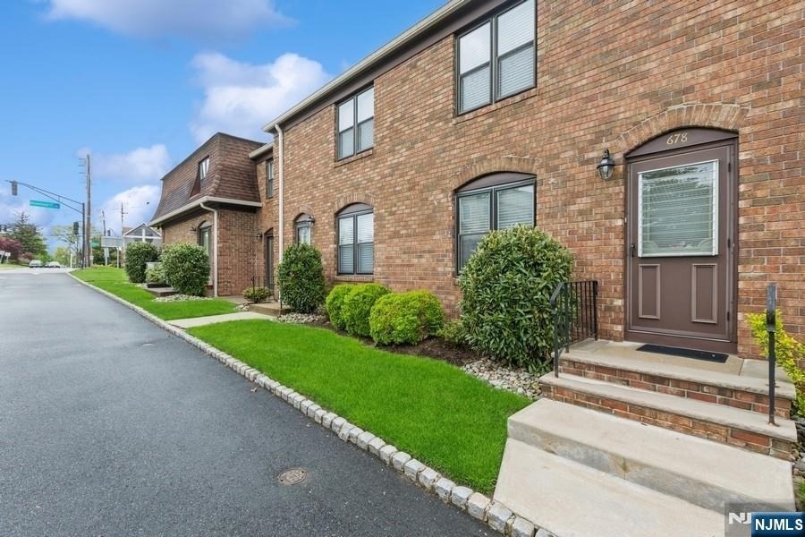 678 Bloomfield - Photo 1