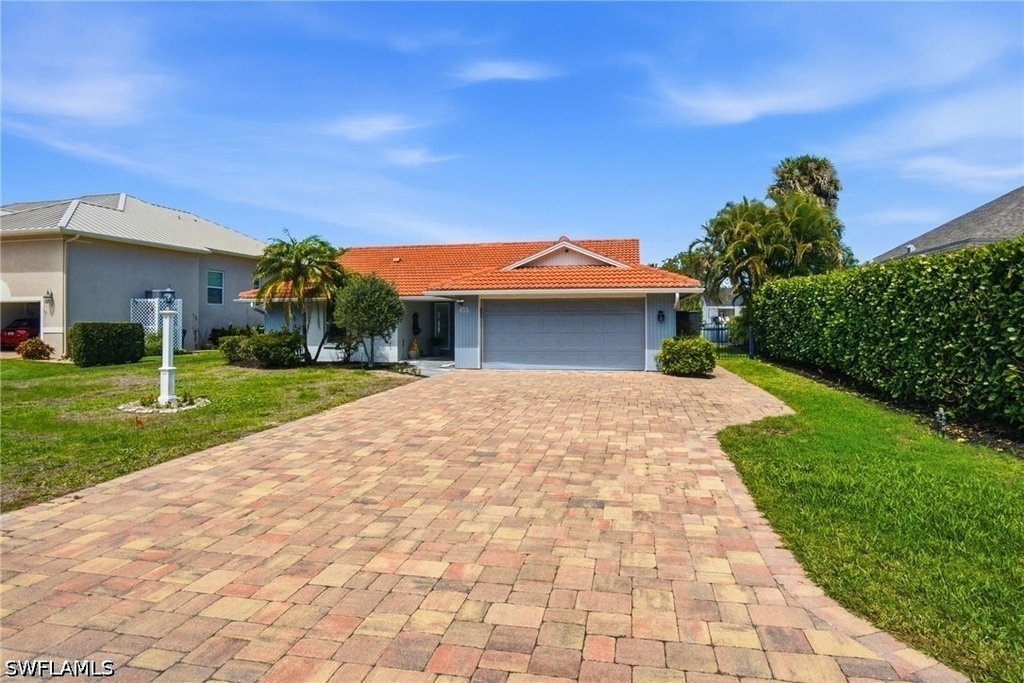455 Bayside Avenue - Photo 0