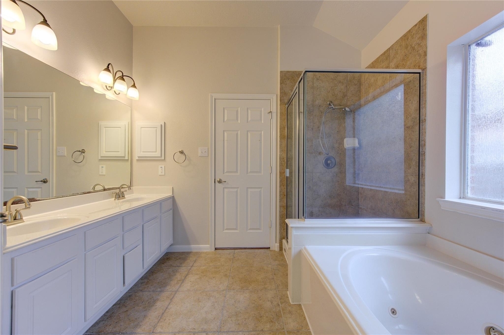 1903 Hampton Lakes Ct - Photo 17