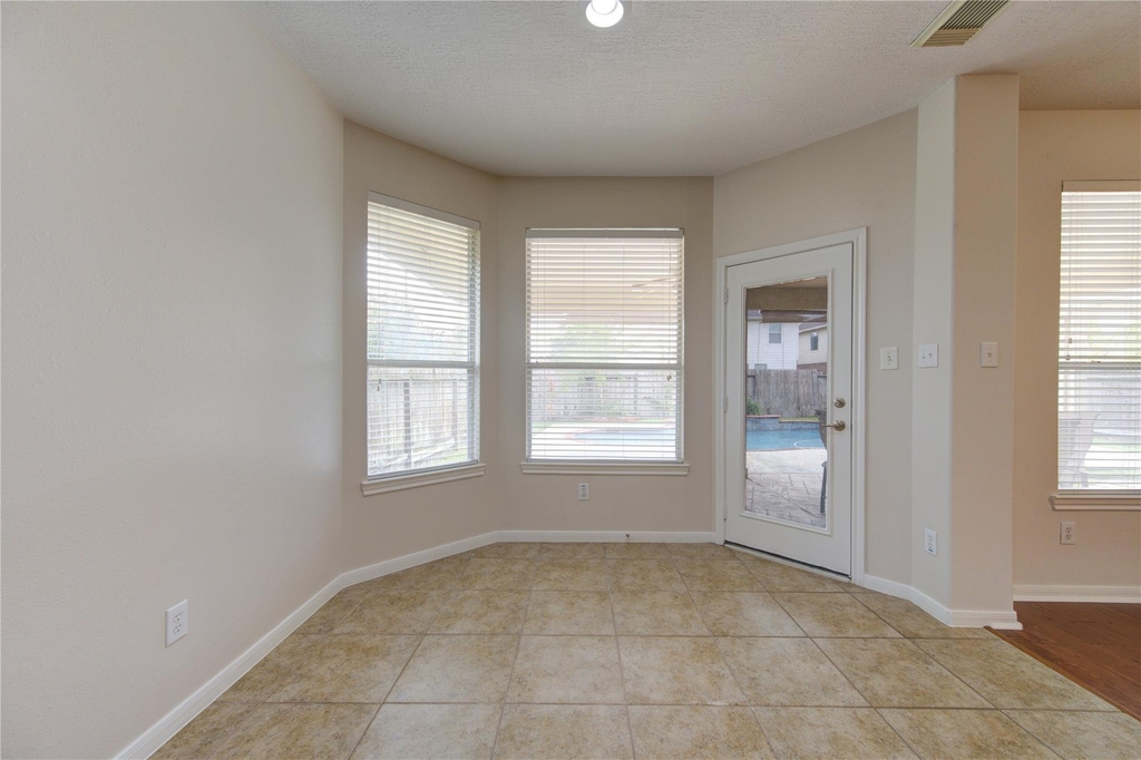 1903 Hampton Lakes Ct - Photo 11