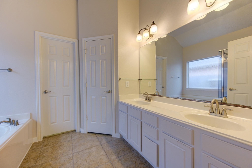 1903 Hampton Lakes Ct - Photo 16