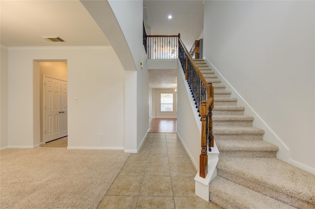1903 Hampton Lakes Ct - Photo 2