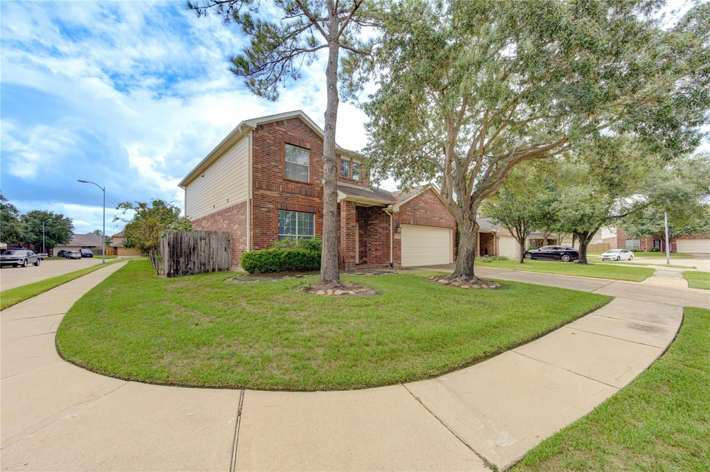1903 Hampton Lakes Ct - Photo 1