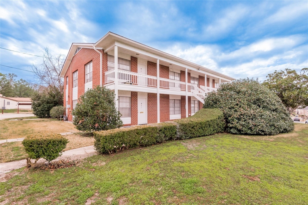 1917 20th Street - Photo 1